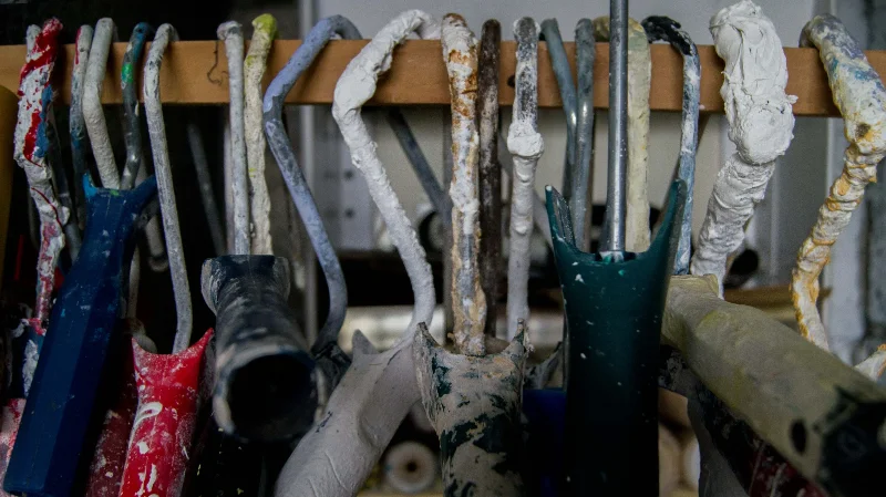 Pinceaux et rouleaux dans l'atelier de l'artiste graffeur muraliste, à Morlaix.
